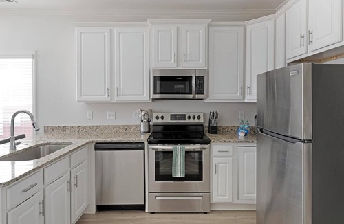 Huntsville Apartment | Landing | Modern 1BD, Courtyard, Gym