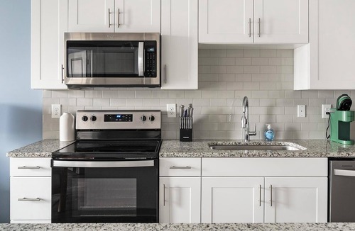 Hurwood Heights Apartment | Landing | Modern 1BD, Pool, Clubhouse