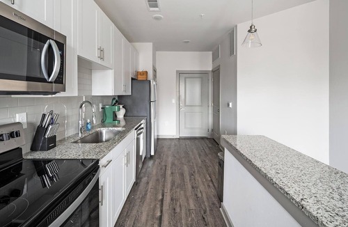 Hurwood Heights Apartment | Landing | Modern 1BD, Pool, Clubhouse