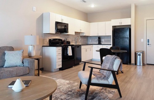 Pinch District Apartment | Landing | Modern 1BD, Yoga Studio, Rooftop Lounge
