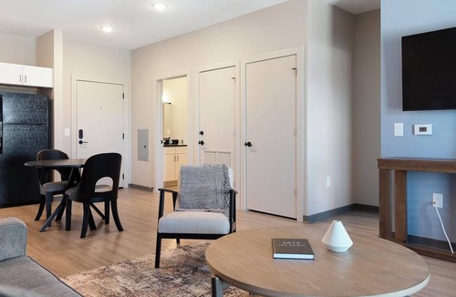 Pinch District Apartment | Landing | Modern 1BD, Yoga Studio, Rooftop Lounge