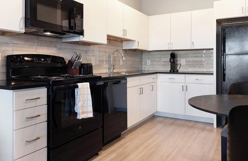 Pinch District Apartment | Landing | Modern 1BD, Yoga Studio, Rooftop Lounge
