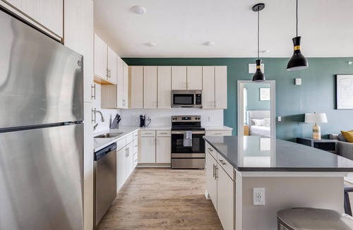 Kenton Apartment | Landing | Modern 2BD, Pool, Gym