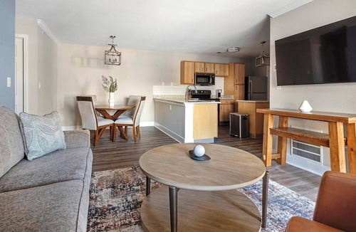 Eureka Apartment | Landing | Modern 2BD, Pool, Gym