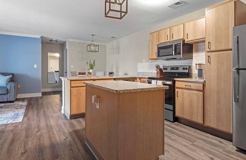 Eureka Apartment | Landing | Modern 2BD, Pool, Gym
