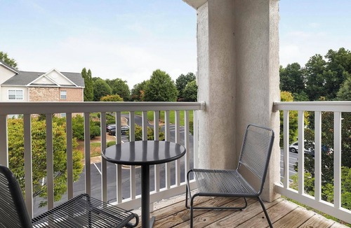 Stockbridge Apartment | Landing | Modern 2BD, Tennis Court, Gym