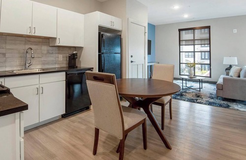 Pinch District Apartment | Landing | Spectacular 1BD, Yoga Studio