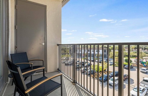 Biggar Apartment | Landing | Spectacular 2BD, Clubhouse, Gym