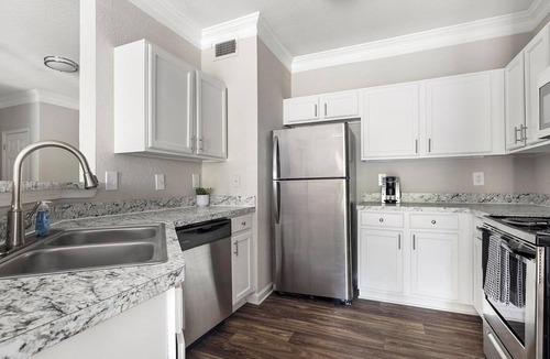 Stockbridge Apartment | Landing | Spectacular 2BD, Tennis Court, Clubhouse