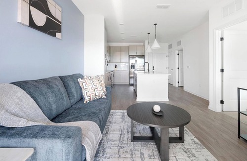 Ono Island Apartment | Landing | Stunning 1BD, Pool, Gym