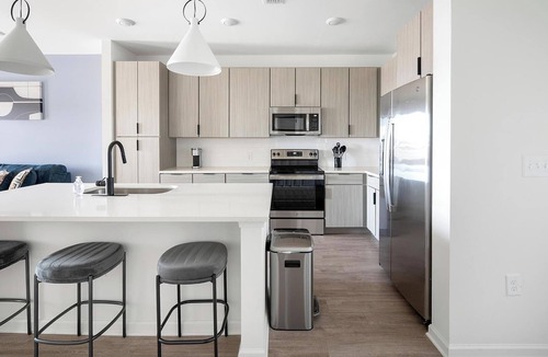 Ono Island Apartment | Landing | Stunning 1BD, Pool, Gym