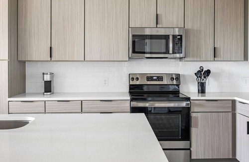 Ono Island Apartment | Landing | Stunning 1BD, Pool, Gym