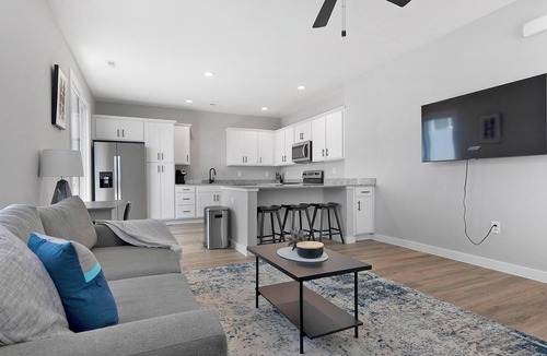 Madison Apartment | Landing | Stunning 1BD, Clubhouse, Courtyard