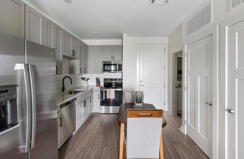 Brentwood Apartment | Landing | Stunning 1BD, Gym, Clubhouse