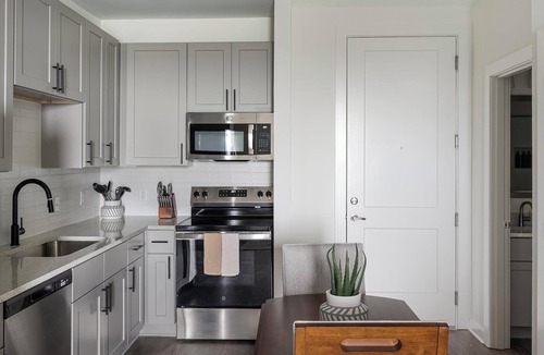 Brentwood Apartment | Landing | Stunning 1BD, Gym, Clubhouse