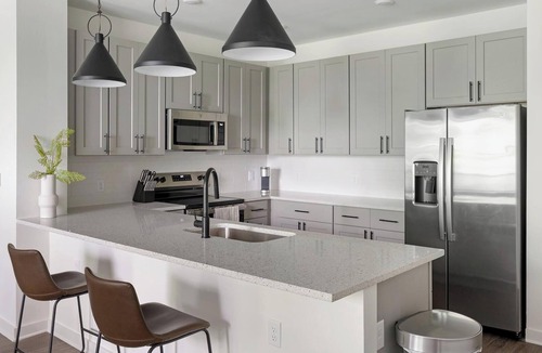 Brentwood Apartment | Landing | Stunning 1BD, Gym, Clubhouse