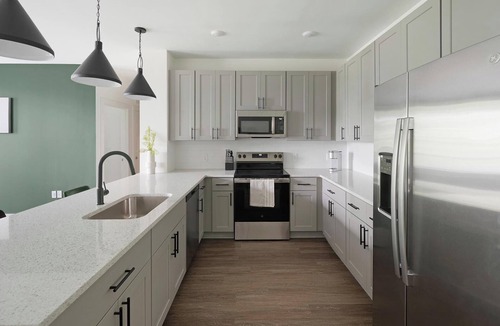 Brentwood Apartment | Landing | Stunning 1BD, Gym, Clubhouse