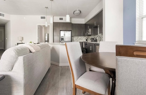 Biggar Apartment | Landing | Stunning 2BD, Clubhouse, Gym