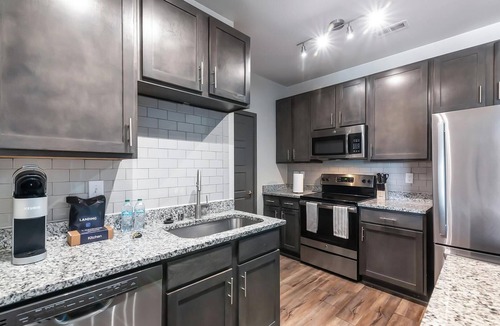 Hurstbourne Apartment | Landing | Stunning 2BD, Clubhouse, Gym