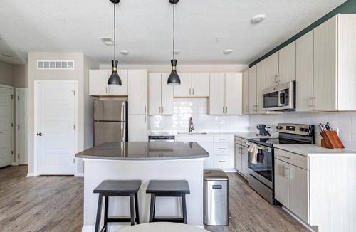 Kenton Apartment | Landing | Stunning 2BD, Yoga Studio, Gym