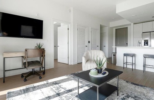 Biggar Apartment | Landing Stylish 1BD Pool Gym