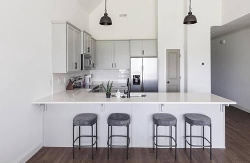 Athens Apartment | Landing | Stylish 2BD, Clubhouse, Gym