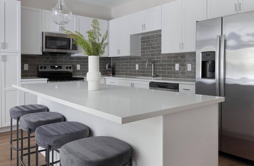 Oakwood Apartment | Landing | Stylish 2BD, Gym, Pool