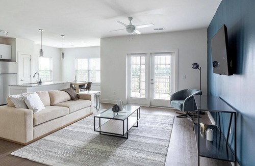 Athens Apartment | Landing | Stylish 3BD, Gym, Pool