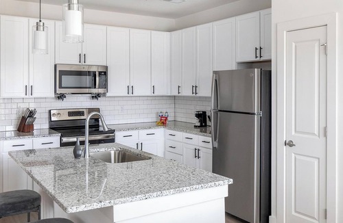 Athens Apartment | Landing | Stylish 3BD, Gym, Pool