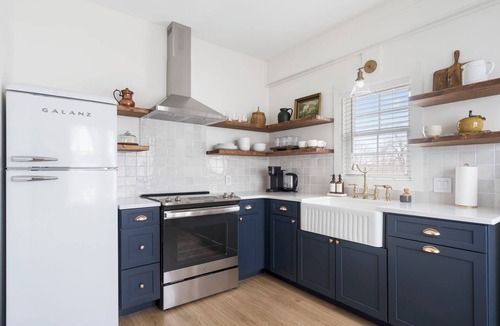 West Central Apartment | Large 1 BD Apartment with Office space