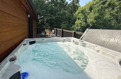 Cobden House | Large 3BR/4BA Cabin - Hot Tub, Private Deck & Minutes from Cedar Lake & Shawnee!