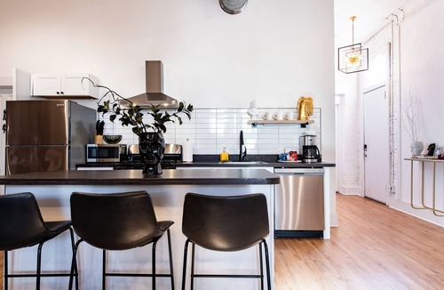 Shelby Park House | Large 5BR Group Home Sleeps 12+ Private Cigar Courtyard AS SEEN ON TV