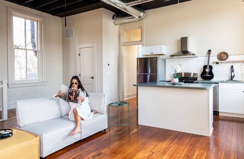 Shelby Park House | Large 5BR Group Home Sleeps 12+ Private Cigar Courtyard AS SEEN ON TV