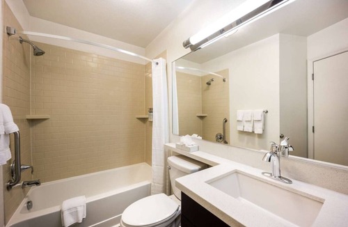 Earth City Hotel | Large Accommodation with Full Kitchen! Near Lambert St Louis Int'l Airport!