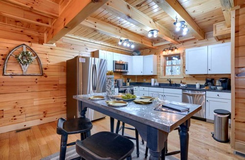 Logan Cabin | Large Cabin Rental with Games Room and Hot Tub in Logan, Ohio