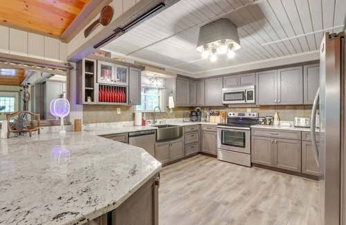 Cleveland House | Large Cabin w/Hot Tub, Pool Table, Game Room & Fire Pit!. Pet Friendly