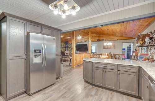 Cleveland House | Large Cabin w/Hot Tub, Pool Table, Game Room & Fire Pit!. Pet Friendly