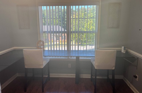 Huntcliff House | Large cozy 3-bedroom house in awesome Columbia with AC, WiFi
