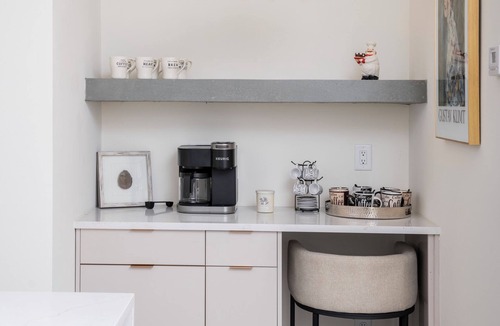 Katie Hill Neighborhood House | Large Groups - Rooftop Pools - Sleeps 24