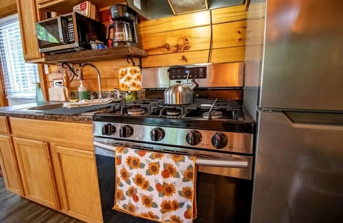 Columbia Cabin | Large Log Cabin with Private Deck near Cumberland Lake, Perfect for a Relaxing Weekend in Nature