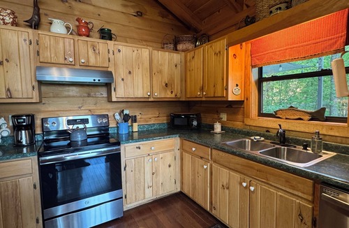 Hiawassee Cabin | Last-minute discounts! Honey Lodge, Beautiful Mtn View, Master Main Town 1 Mile