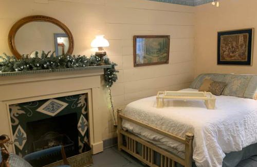 Jonesborough House | Laura's Room at The Historic Eureka Inn