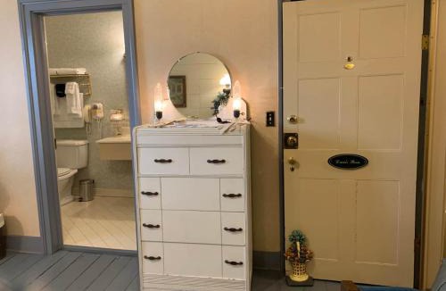 Jonesborough House | Laura's Room at The Historic Eureka Inn