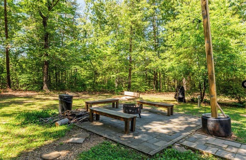 Andersonville Ski Chalet | Lazy Bear Lodge: Stunning Views & Cozy Fire Pit