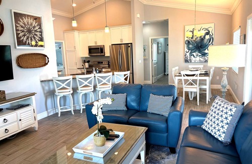 Mid Island House | "Lazy Day" - Beach Paradise w/Pool, 2 min walk to beach! Pet friendly!