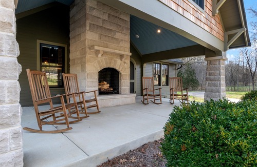 Franklin Cottage | Leiper’s Retreat – Secluded 3 BDR Craftsman Home in Franklin Arts District!