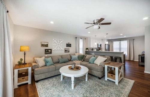Lynchburg House | Lg Yard/Deck/2 Living Rooms/Home away from home/Everything you need/Comfy Beds