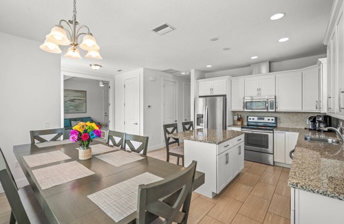 Sarasota House | Lido Key Coastal Retreat: Walk to Beach & St. Armands | Bonus Entertainment Lounge