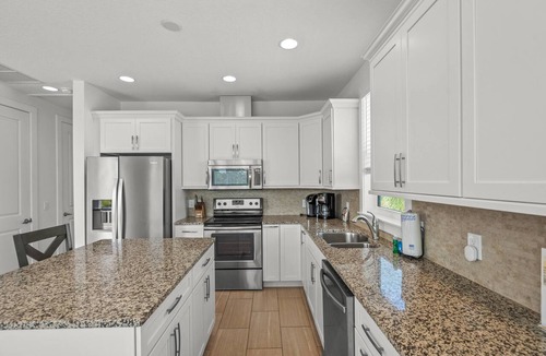 Sarasota House | Lido Key Coastal Retreat: Walk to Beach & St. Armands | Bonus Entertainment Lounge
