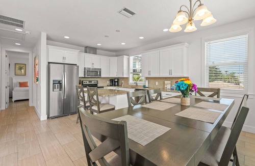 Sarasota House | Lido Key Coastal Retreat: Walk to Beach & St. Armands | Bonus Entertainment Lounge